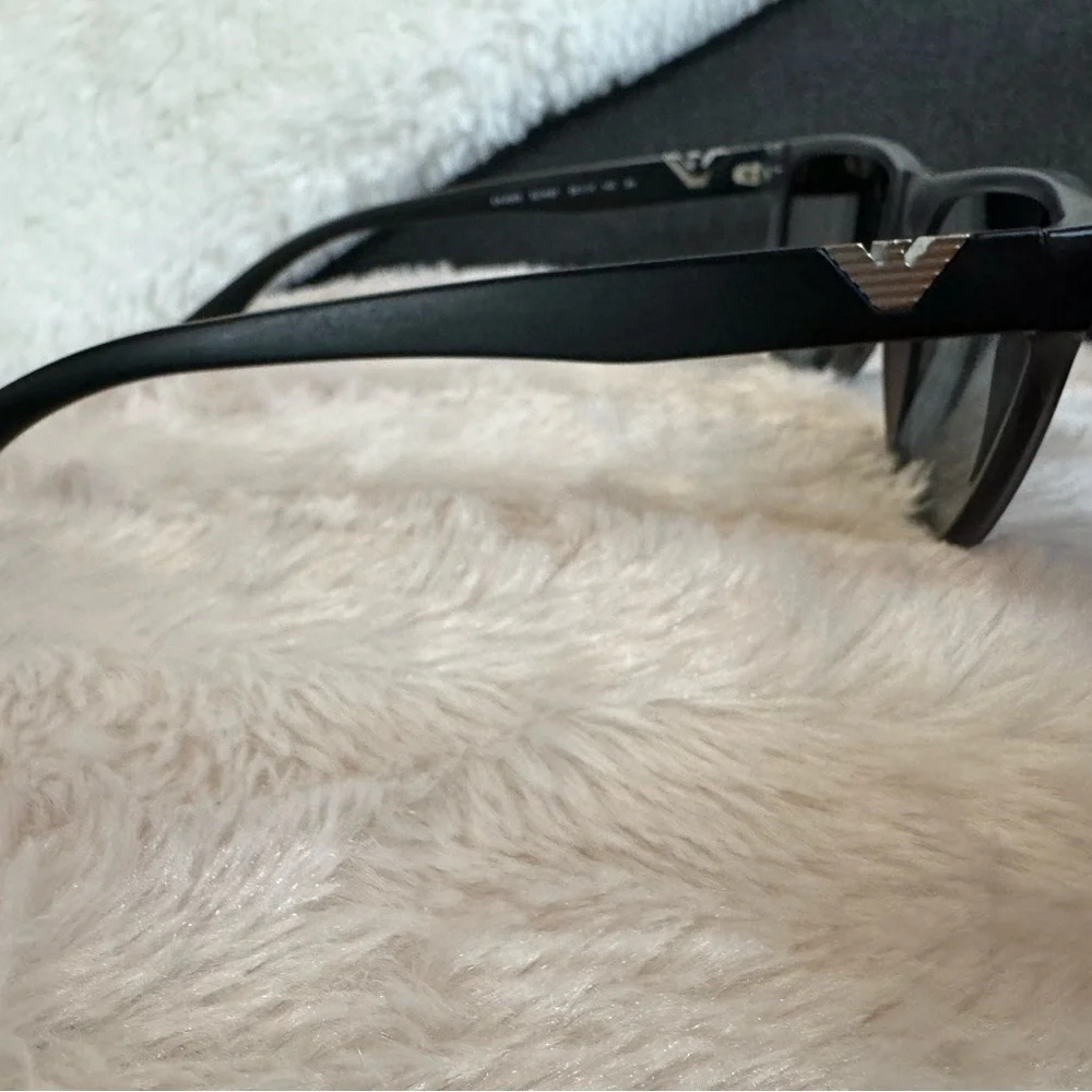 Stylish Black Sunglasses - Picture 3 of 4